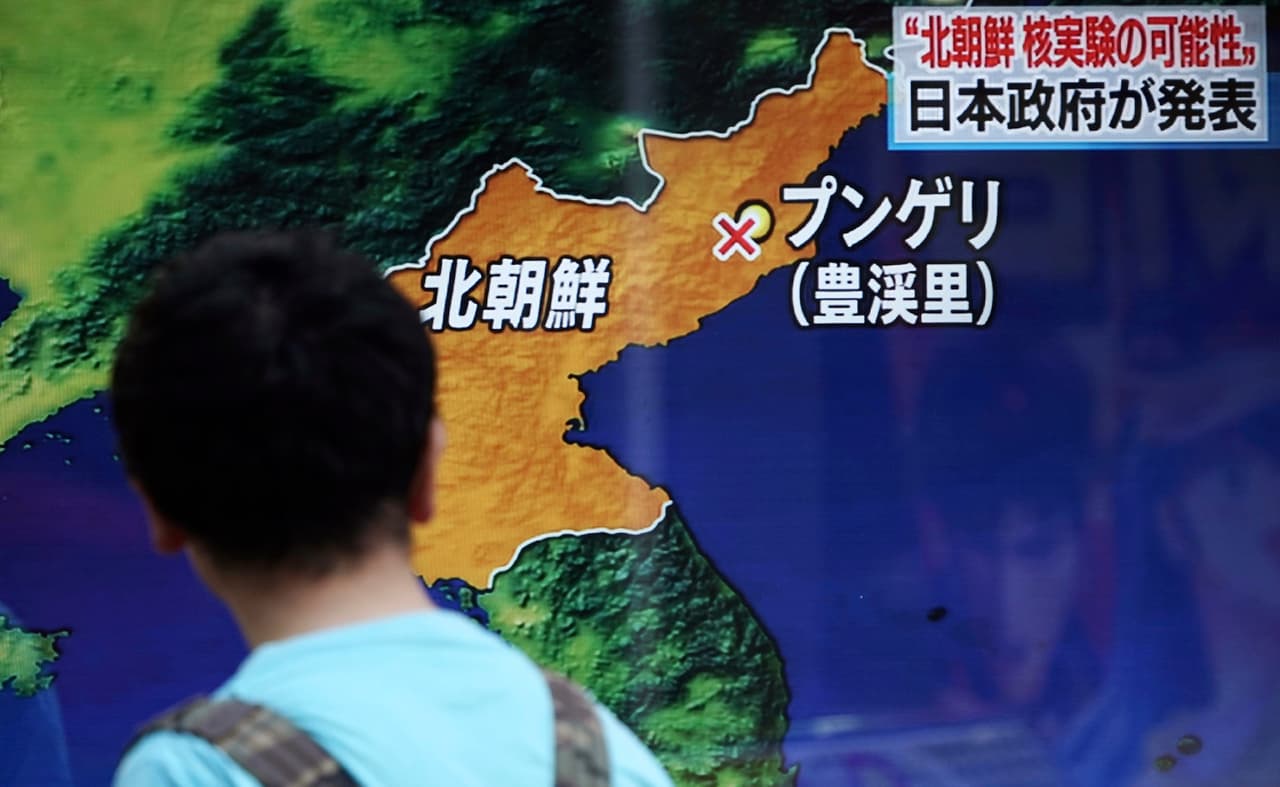 La television surcoreana muestra un mapa donde muestra la ubicación del temblor que pudo ser causado por un ensayo nuclear.
