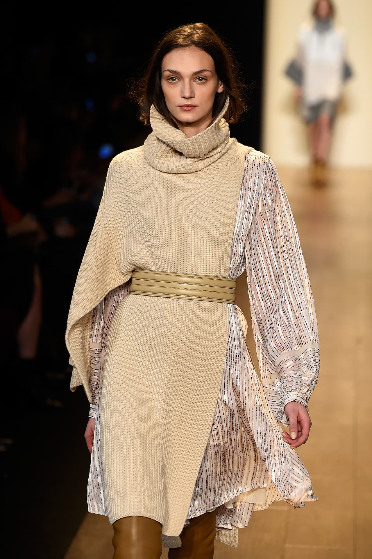 Un nuevo 'twist'. Incluso pueden llevarse con vestidos de seda, también del mismo largo y con los recortes que hacen de esta prenda una especie de 'sweater' que se lleva por encima. Para que haya contraposición, lo ideal es que tenga cuello alto, y diferentes tonos y texturas.