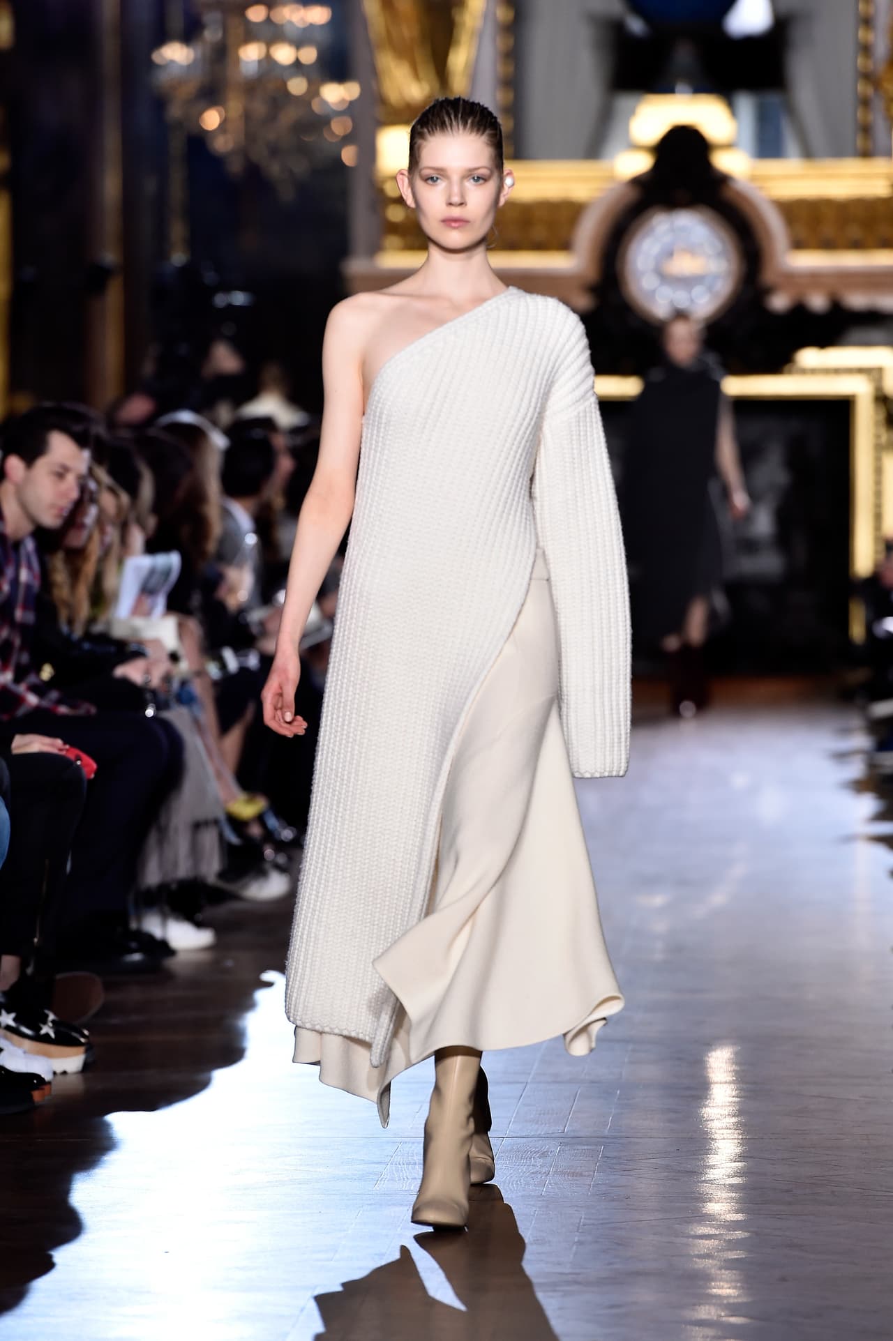 Alternativas. Porque en el mundo de la moda las reglas están hechas para romperse, no debes quedarte con la imagen de “vestido” que tienes en tu cabeza. Este puede ir acompañado por 'pants' o faldas del mismo largo, pero con tajos hacia los lados, para que se vea lo que hay debajo.