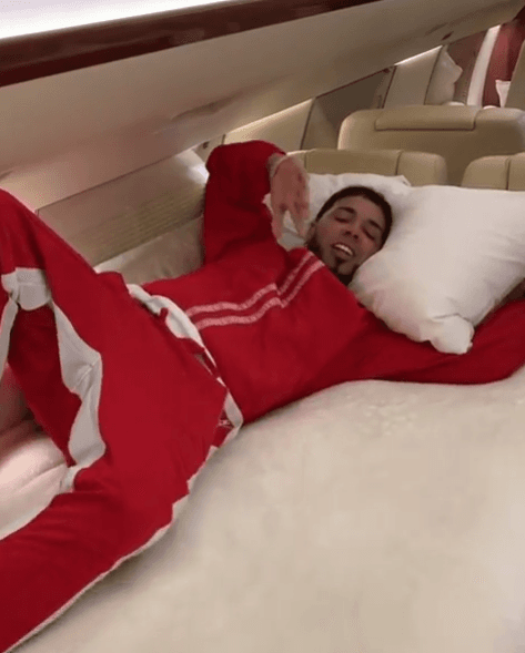 Anuel AA usa sus redes sociales para mostrarle a sus seguidores cómo es el día a día de un cantante de música urbana. El nominado a seis categorías de Premios Juventud presume desde cómo es viajar en avión privado...