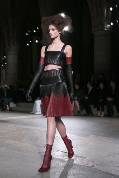 Los detalles de cuero en la falda y el 'crop top' lucen muy atrevidos y sensuales.