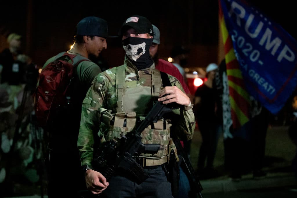 Entre los manifestantes pro Trump en Arizona hay algunos fuertemente armados. La policía ha ido a proteger los precintos y en este caso específico se ha instalado fuera una valla de seguridad como protección.