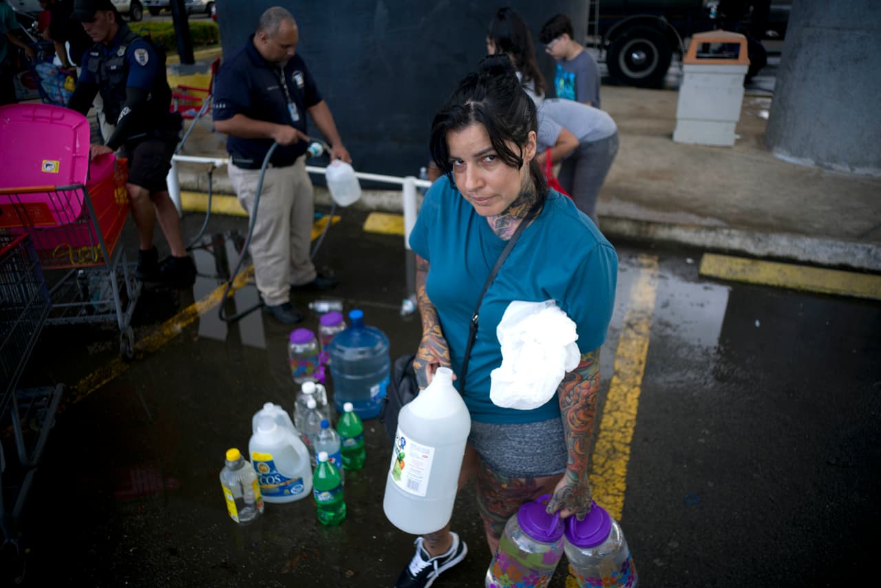Emari Rodríguez posa para un retrato después de llenar botellas en un centro de distribución de agua para llevarlas a casa. Dijo sentirse más preocupada por los ancianos en su vecindario. "Necesitamos la electricidad para regresar, ya que los ancianos no aguantarán mucho más con esta situación, tenemos que seguir adelante".