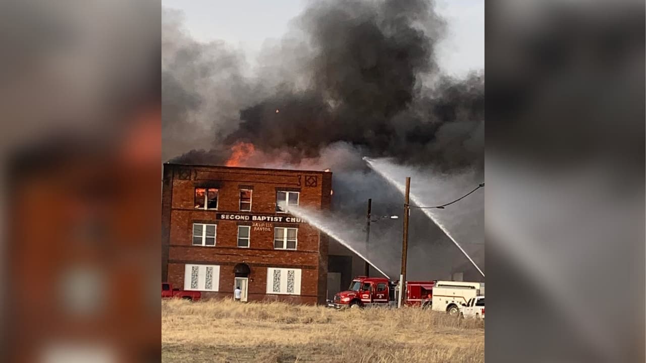 Esta 
<b>iglesia en el centro de Ranger ardió en llamas</b> y no pudo ser rescatada, según habitantes el templo tenía unos 100 años. Esta fotografía fue de la tarde del jueves 17 de marzo cuando los incendios comenzaban.