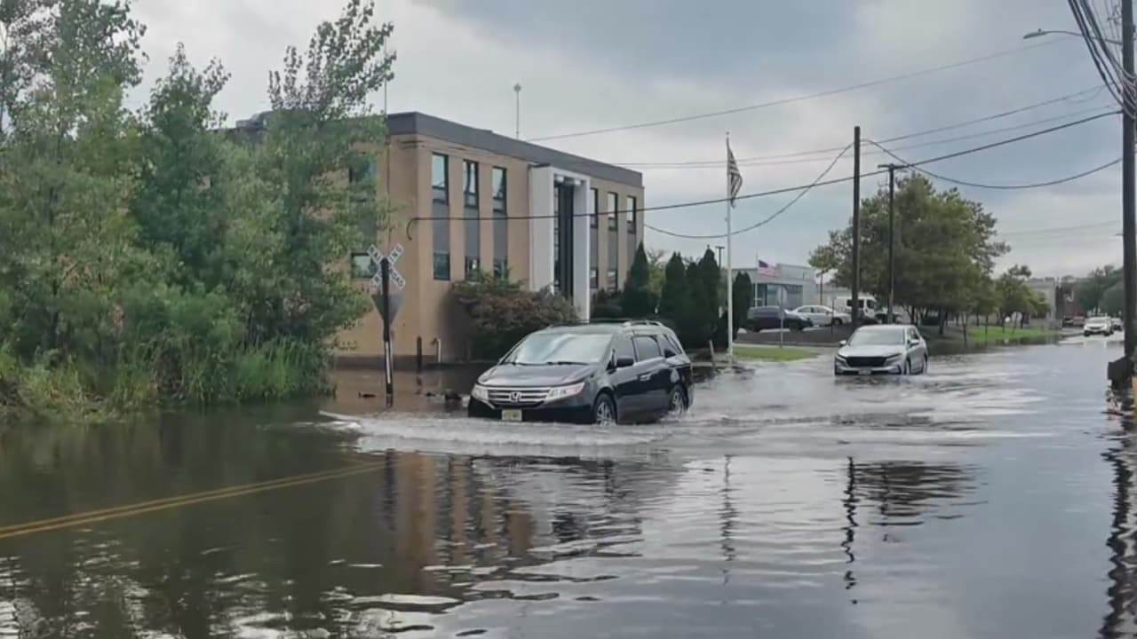 Calles inundadas y vehículos varados por las fuertes lluvias en Hackensack, Nueva Jersey