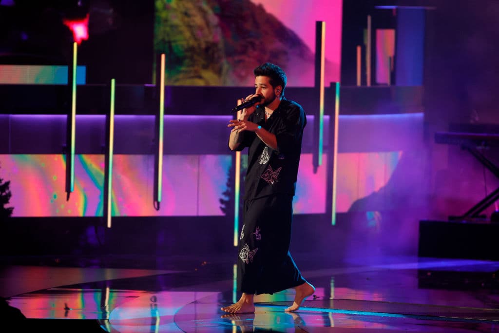 El colombiano subió al escenario
<b> </b>para interpretar sus éxitos 
<b><a href="https://www.univision.com/shows/latin-grammy/camilo-en-los-latin-grammy-2021-el-show-completo-del-artista-colombiano-video" target="_blank">‘Vida de Rico’ y ‘Kesi’</a></b>.