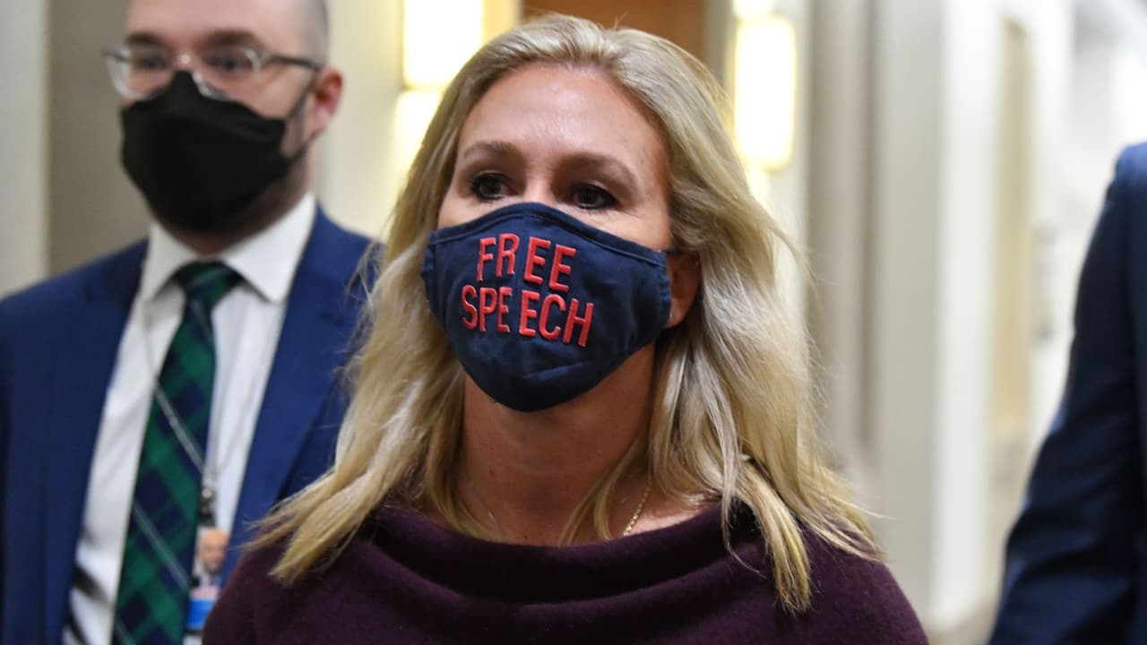 Tras una reñida votación, la Cámara de Representantes aprobó este jueves apartar a la congresista Marjorie Taylor Greene de los Comités de Educación y Trabajo y Presupuesto. La republicana por el Distrito 14 de Georgia estaba en la mira por respaldar teorías de la conspiración de QAnon y ha sugerido que los tiroteos escolares son una farsa. 
<b><a href="https://www.univision.com/noticias/politica/marjorie-taylor-greene-defensora-de-teorias-conspirativas-expulsada-de-dos-comites-de-la-camara-de-representantes">Más información aquí.</a></b>