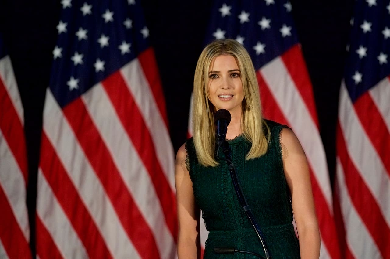 Sin embargo, Ivanka Trump ha dicho que durante este gobierno, ella no será más que "una hija" para dejar claro que no ocupará ningún cargo oficial en el gabinete de su padre. A pesar de esto, ya hace parte del comité de transición y será sin duda una de las voces más cercanas al presidente.