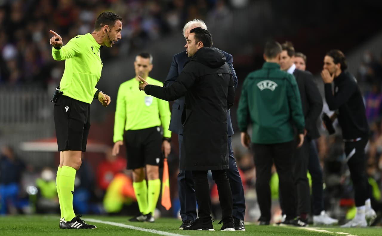 Contra todo pronóstico, el Eintracht Frankfurt se paró con mucha autoridad en el Camp Nou y eliminó a un muy tímido Barcelona que consumó un fracaso más en la temporada, una temporada en la que se irá en blanco.