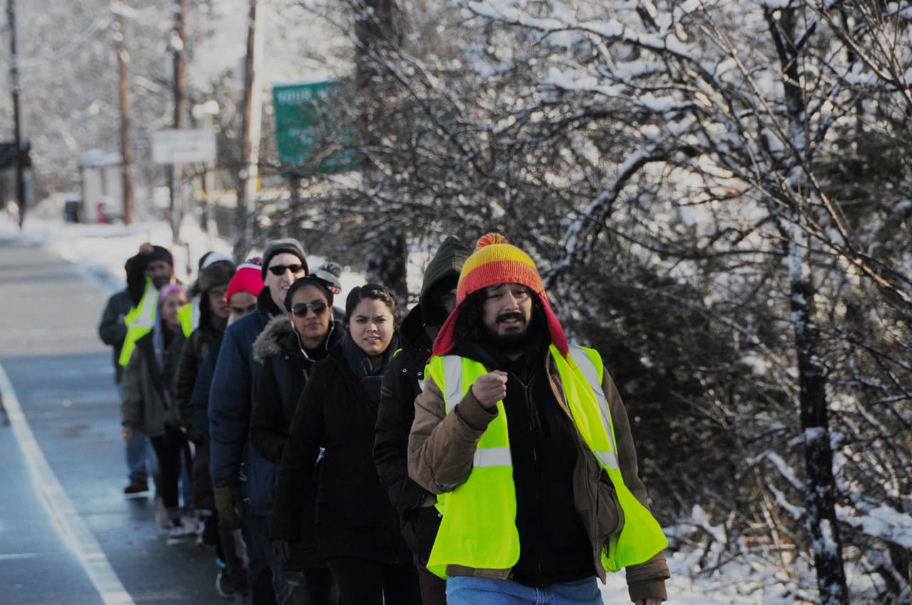 Los jóvenes cruzando a través de la nieve durante el cuarto día de su caminata desde Nueva York hasta Washington.