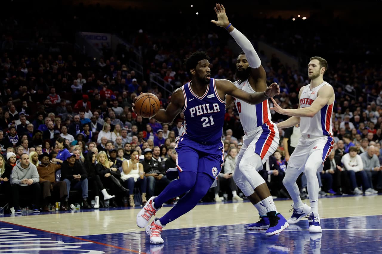<b>8) Joel Embiid (Phildelphia 76ers)</b>. El centro de los 76ers irrumpe en este listado promediando 26.3 puntos por encuentro y un .475 en efectividad en disparos a la canasta.