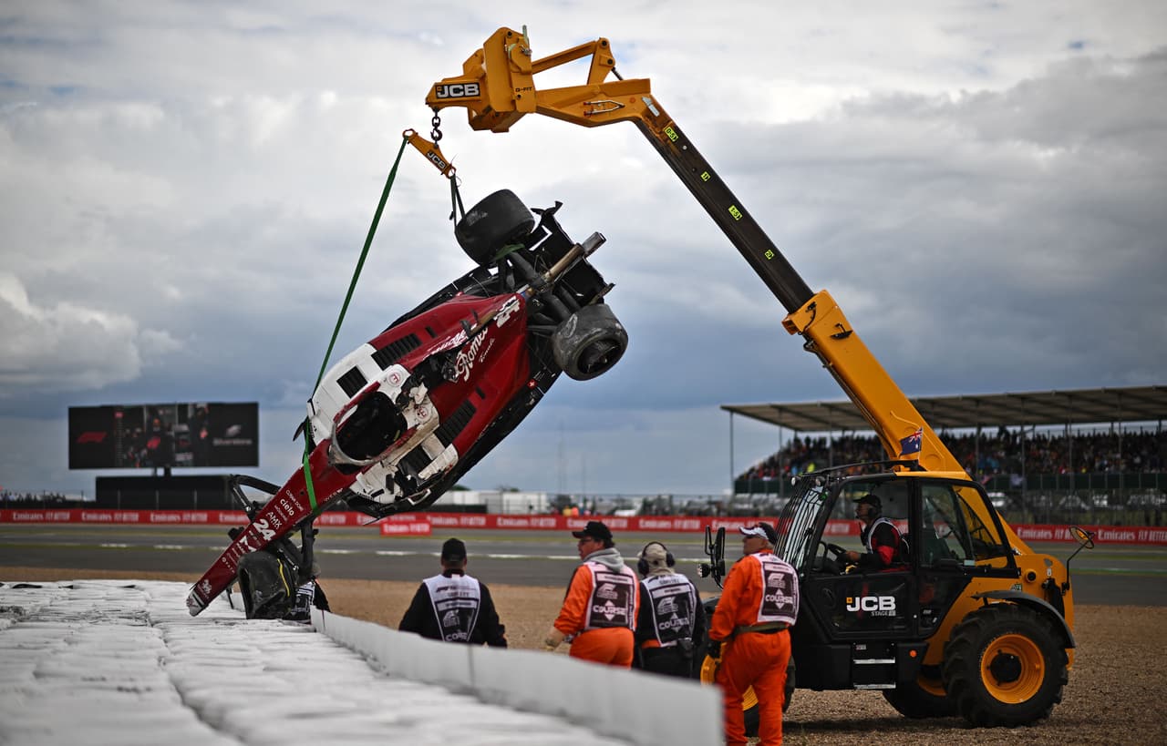 El GP de Gran Bretaña se vio interrumpido poco después de darse la salida a causa de un accidente que afectó a varios pilotos.