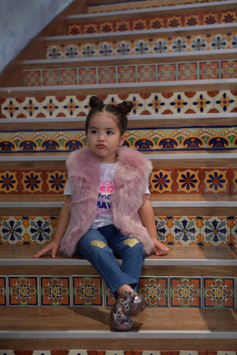 Ella ya sabe que pronto tendrá un compañerito de juegos.