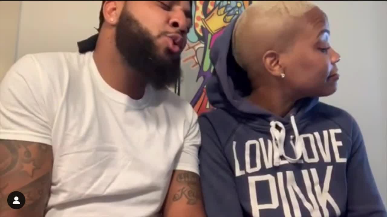 El romántico momento en que un hombre de Charlotte canta una serenata a su esposa con cáncer