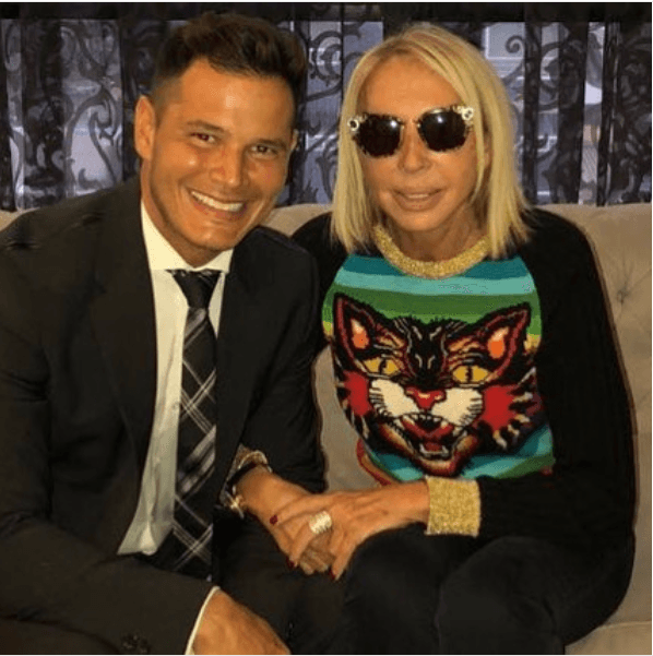 En sus redes sociales Laura Bozzo ha publicado imágenes en las que aparece acompañada de un profesional de la cirugía plástica. "Con Carlos Zuleta, el mejor cirujano plástico y estético del mundo. Desde Colombia", escribió junto a la foto. La instántanea fue publicada el 15 de noviembre de 2017.