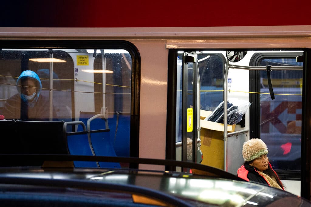 Muere un niño migrante de 3 años en un bus que Texas envió hacia Chicago