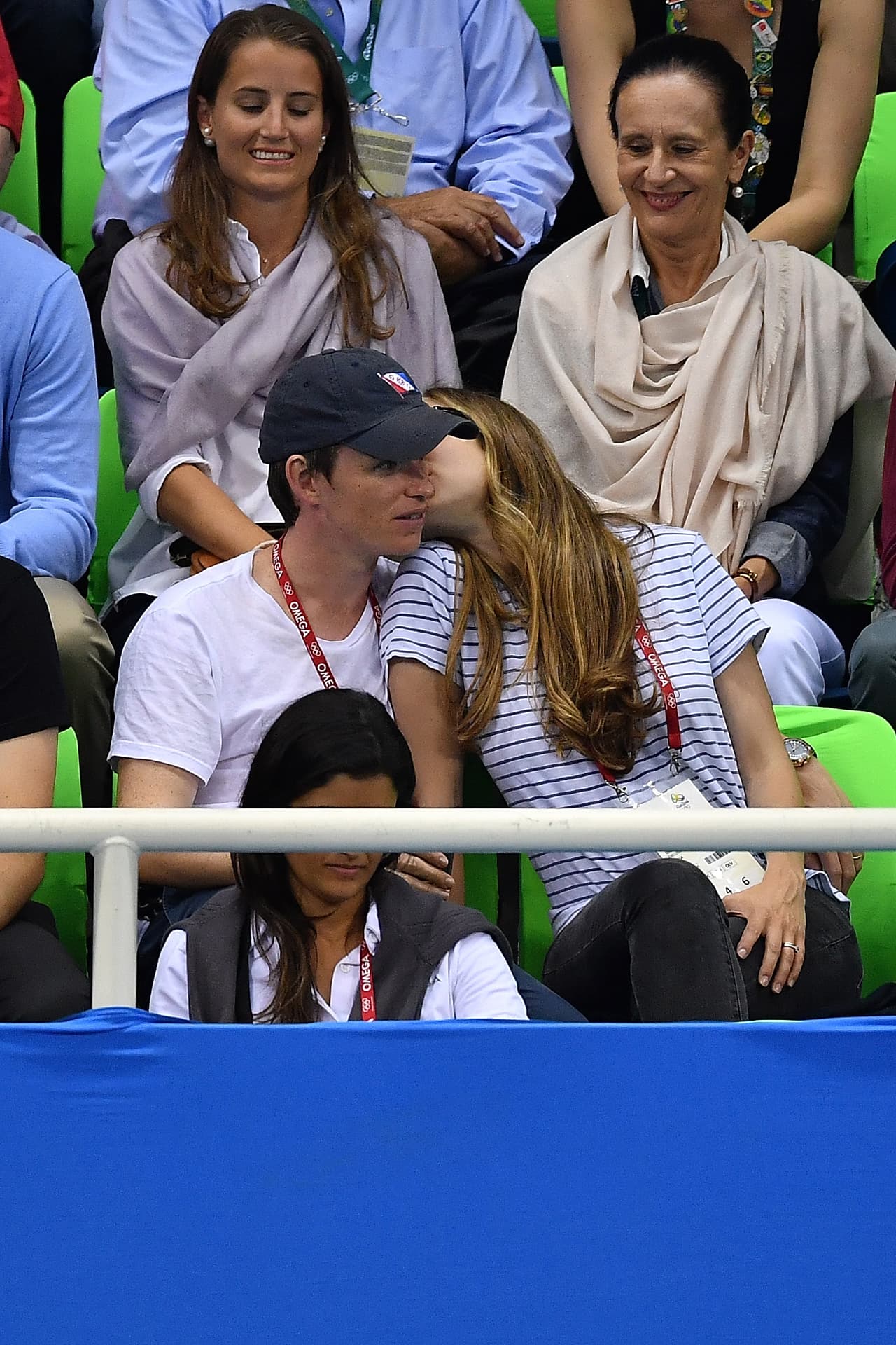 Hannah le dio unos cuantos besitos a su esposo.