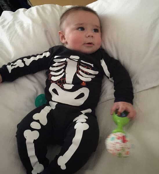 Y para celebrar el Día de Muertos en México, la feliz mamá lo vistió de calaverita. Es igualito a 
<b><a href="http://www.univision.com/temas/marcus-ornellas">Marcus</a></b>, ¿no crees?