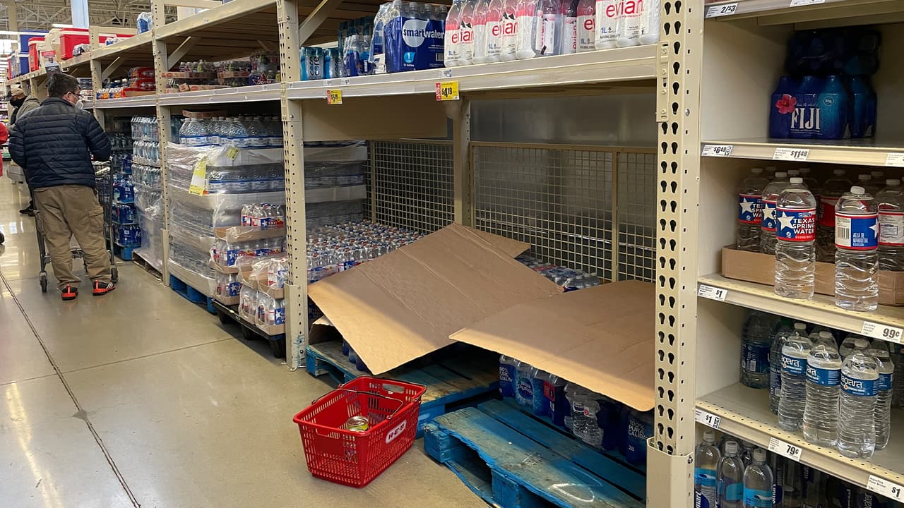 El agua está escaseando en las tiendas de Houston.