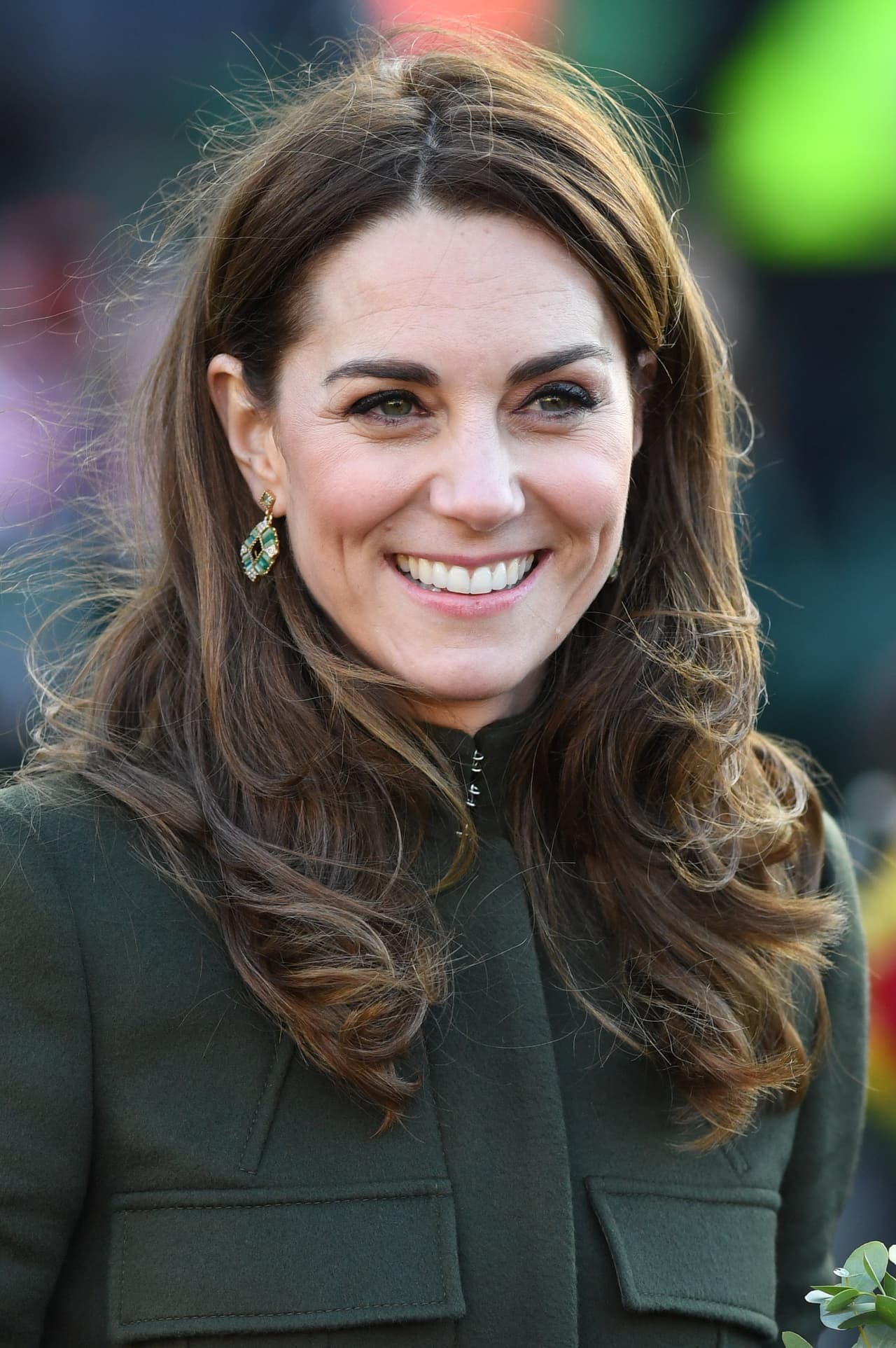 Para la visita a Bradford, Kate Middleton, de 38 años, optó por un vestido Zara en blanco y negro que combinó con un abrigo verde oliva de Alexander McQueen y tacones negros, de acuerdo con un informe de
<b> <a href="https://www.etonline.com/prince-william-and-kate-middleton-appear-in-good-spirits-at-first-joint-appearance-since-royal" target="_blank">Entertainment Tonight (ET). </a></b>
<br>
