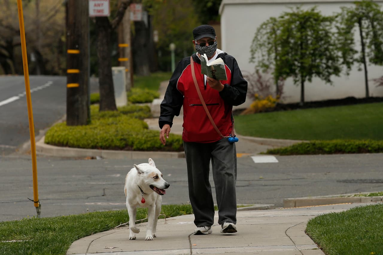 Cines, casinos, bibliotecas y otros espacios adentro no están permitidos para operar todavía. Espacios públicos, como piscinas y centros comunitarios también siguen cerrados.