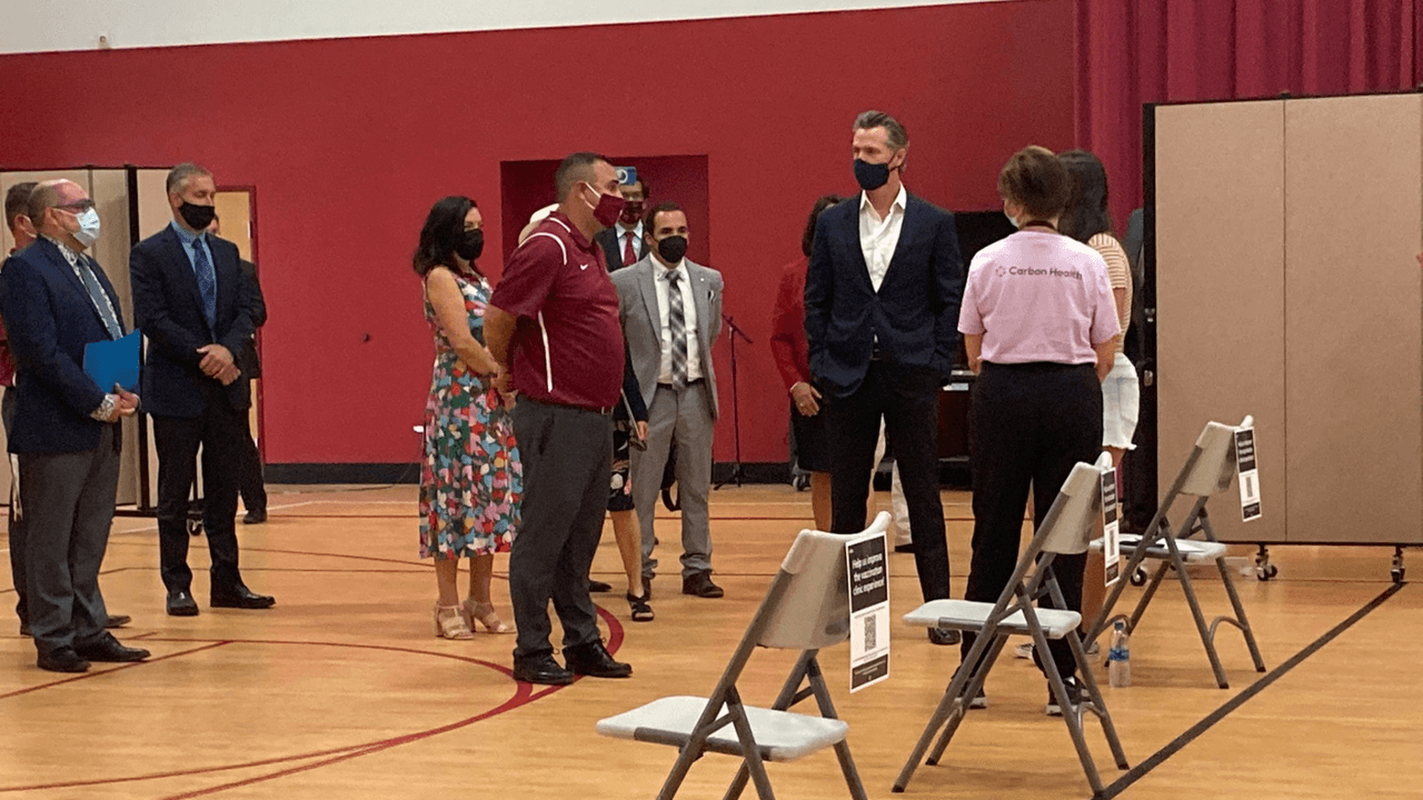 Los representantes destacaron que durante la pandemia, los estudiantes debían ir a negocios de comida rápida para tener internet adecuado para tomar sus clases.
<br>