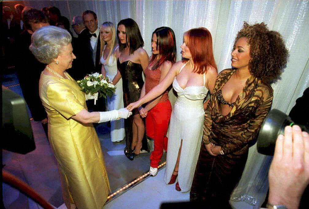 Cuando pertenecía a las Spice Girls a finales de los 90, Mel B, a la extrema derecha, conoció a la Reina Isabel de Inglaterra. Hoy, en Hollywood, California, teme que su aún esposo le haga daño.