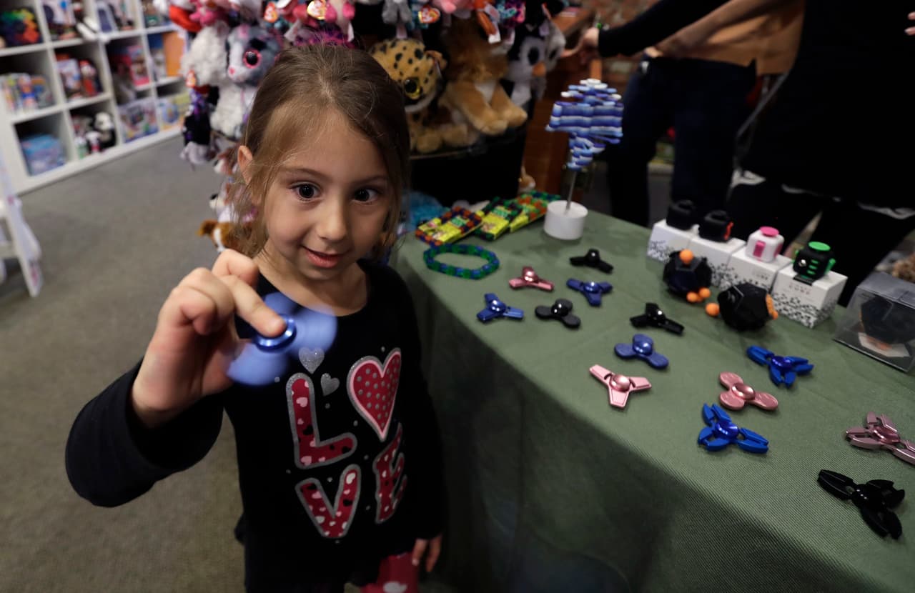 Por qué son peligrosos los fidget spinners, el juguete que causa furor entre los niños