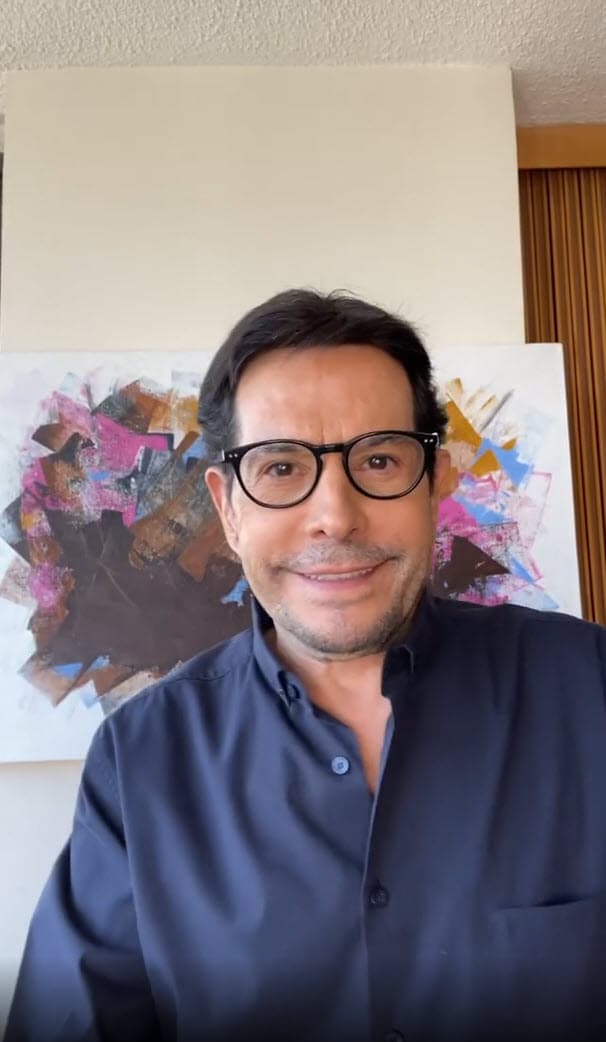 "No es cierto, esas son puras mentiras,
<b>no mentí a nadie</b>, no hablé ni siquiera con el hombre, vino, le di mi pasaporte, lo anotaron, me pusieron la vacuna, (le dijeron) 'espérese ahí 15 minutos para ver qué reacción tiene' y es todo lo que me dijeron", explicó contundentemente.
<br>