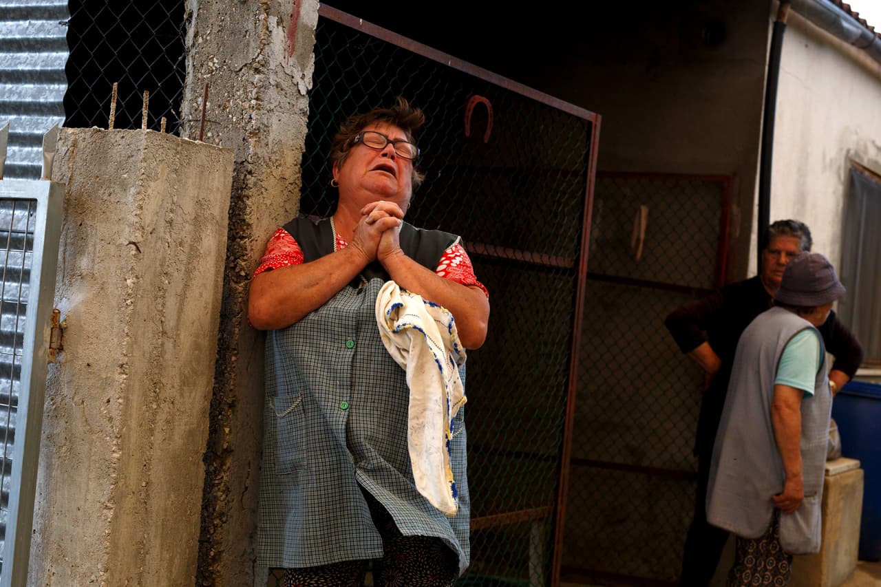 <b>Angustia en Portugal.</b> Un incendio forestal se volvió incontrolable en el distrito de Leiria, Portugal y mató al menos a 62 personas en junio de 2017. En la fotografía una mujer desesperada por ayuda ante la inminente llegada de las llamas.