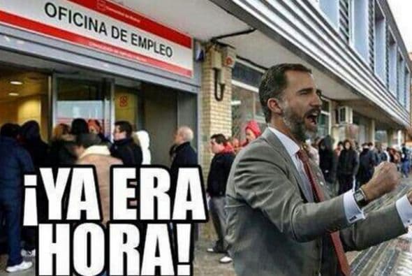 En este meme vemos a Felipe afuera de una oficina de empleo, celebrando la abdicación. (Imagen tomada de las redes sociales)