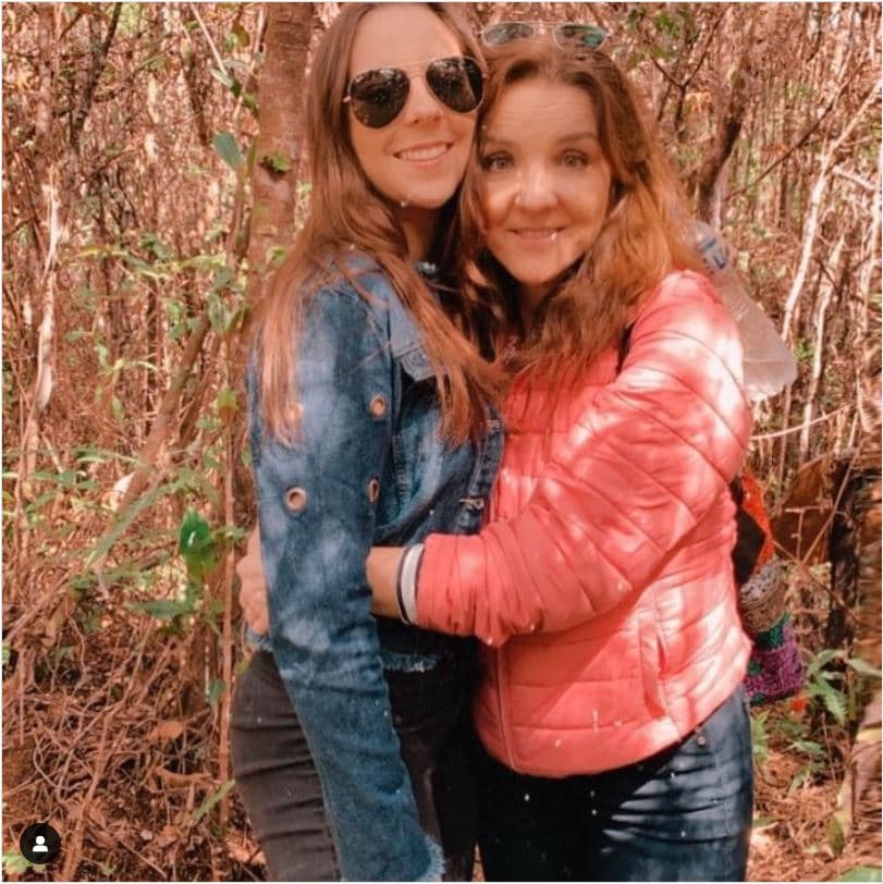 Luces Velásquez con su hija