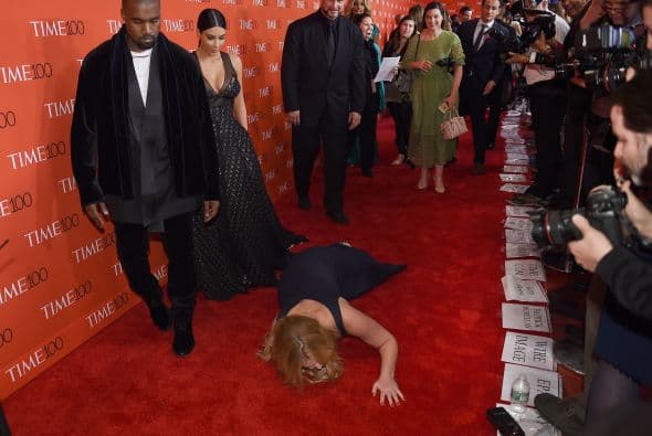 En particular a Kanye, quien se le quedó viendo con tremendos ojos de odio.