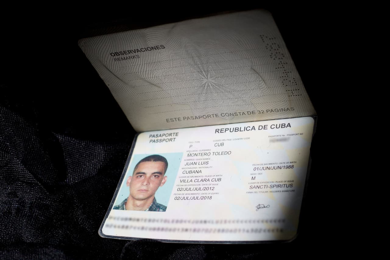 Entre las cosas olvidadas incluso habían carnés de identidad y pasaportes, como este, que tenían una visa de comercio impresa que se había caducado.