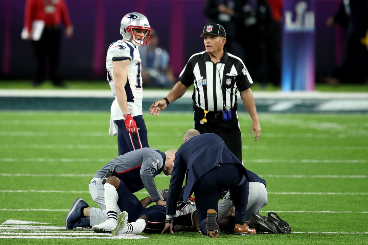 Golpazo el que se llevó Brandin Cooks que tiene que salir del campo y está en revisión en los camerinos.