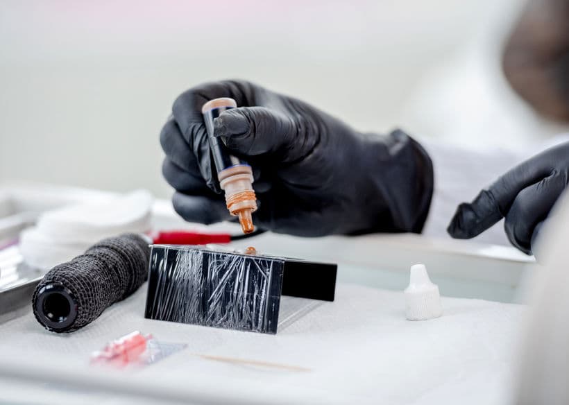 Estos materiales son pigmentos naturales, los cuales se aplican sobre las capas superficiales de la piel para que la propia dermis los absorba.