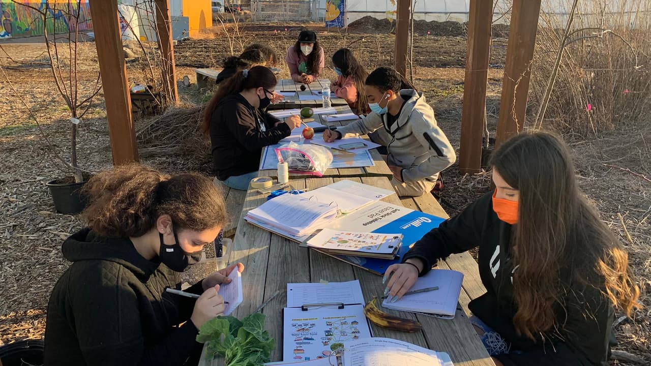 <b>After School Matters</b>
<br>Ofrece la oportunidad a niños y jóvenes de desarrollar sus 
<b>habilidades académicas y deportivas </b>a través de diversos programas. Puedes consultar las opciones en su página principal.