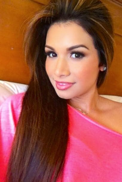 A través de las famosas fotos 'selfies' es como nuestra reina mantiene una estrecha relación con sus seguidores. Este tipo de fotos se han convertido en un fenómeno y no hay quién no se haya tomado una. Ahora puedes subir la tuya con el hashtag #NBLselfie para ganar un kit de belleza, los detalles aquí