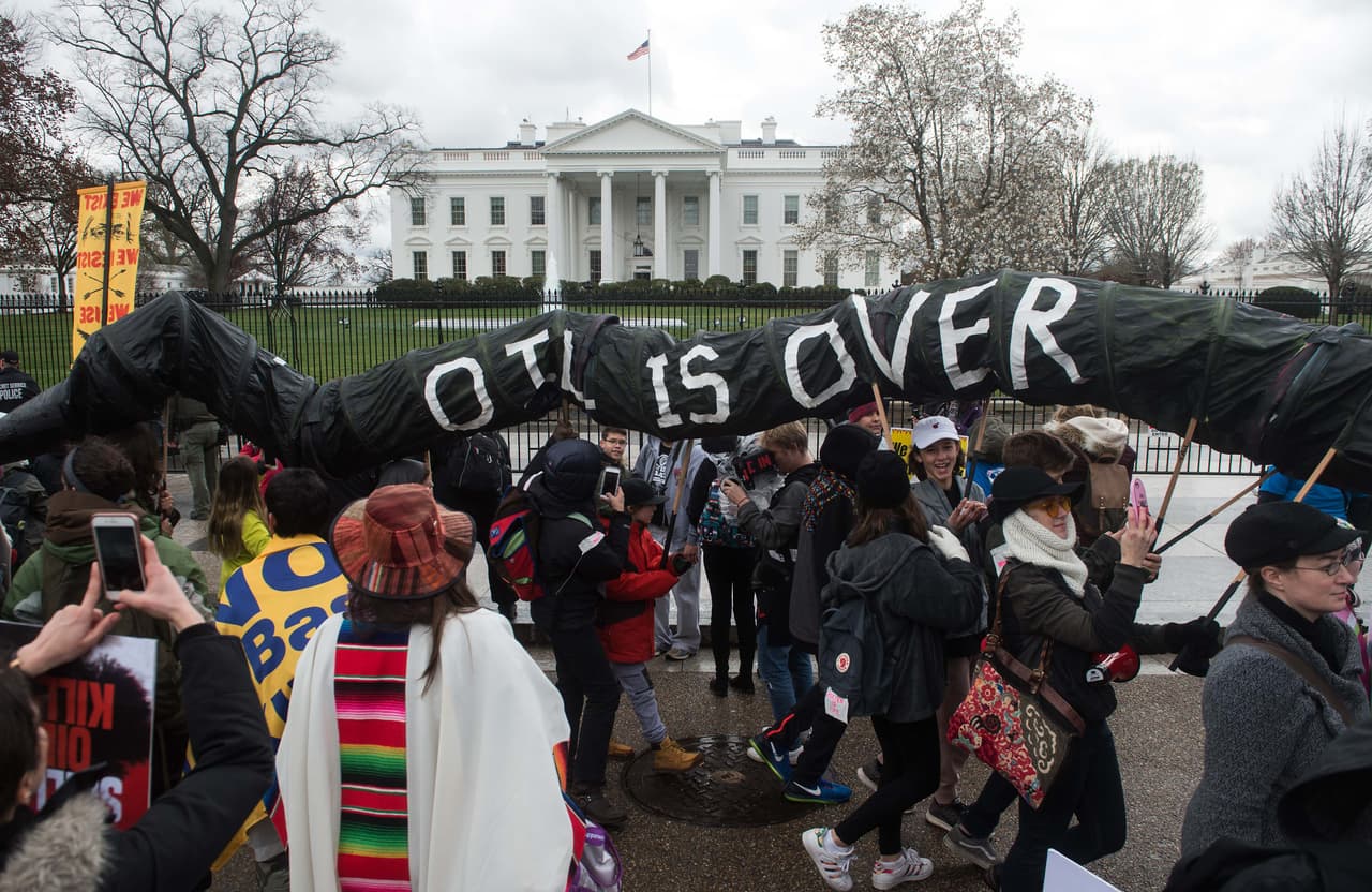 Una maqueta como oleoducto con mensajes escritos delante de la Casa Blanca es parte de la protesta contra el oleoducto.