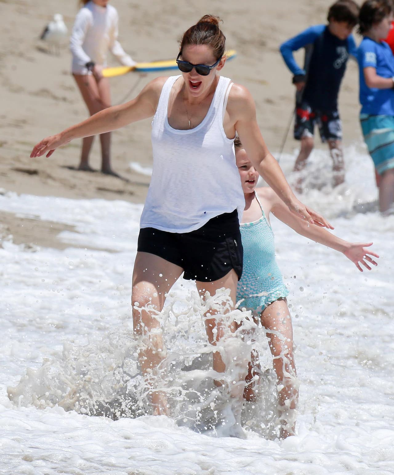 ¡Y hasta se empapa con ellos! ¡Cuánta diversión!