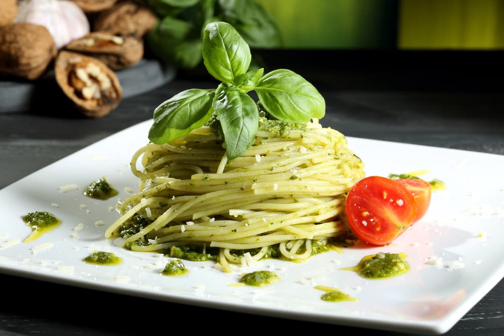 Pasta con pesto. La pasta al pesto es un plato delicioso que te hará pedir más, esta pasta se hace con albahaca fresca, ajo, queso parmesano, piñones y aceite de oliva.