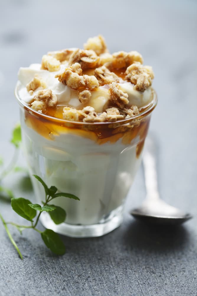 Opta por el yogurt griego que te da muchos beneficios para la salud, por ejemplo te dota del doble de proteína y tiene la mitad de azúcar que un yogurt normal, es rico en pro bióticos que tu sistema inmunológico e intestinal te agradecerá. Además contiene vitaminas B2 y B12, potasio y magnesio.