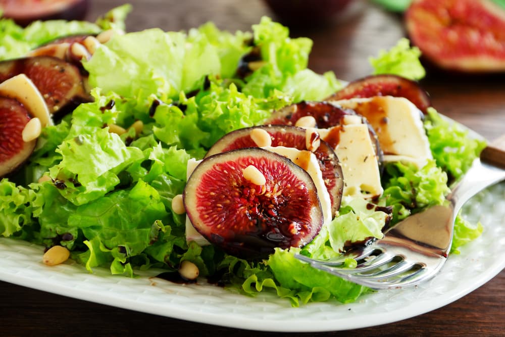 Ensalada de nueces, higos y queso. Quieres que tu ensalada tenga nuevos toques de sabor, aquí la respuesta a tus plegarias. Cerciórate de tener los siguientes ingredientes 8 higos, 50 gramos de queso de cabra, 20 nueces, rúcala y lechuga romana.