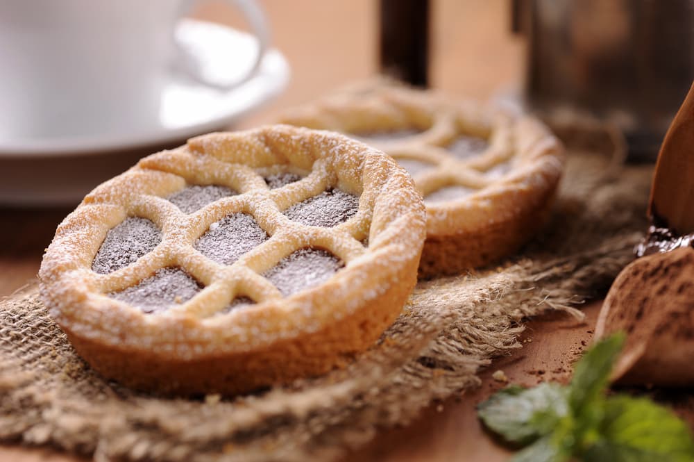 Para agregarlo a las tartaletas solo debes tener un kaki maduro y tapitas de masa hojaldrada para empanadas de copetín. Empieza cortando en rebanas el kaki, ponla sobre una tapita de empanada y después cubre con otra y llévalas al horno o bien, al aceite en una asadera. Dale un toque dulce al final agregando azúcar, canela y pedacitos de nueces picada. ¡Una delicia completa!