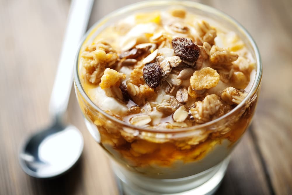 Yogurt griego con kaki. Más saludable no se podría te proponemos una copa de yogurt griego y kaki. Es la receta perfecta para un desayuno, o bien una merienda o sencillamente un postre para cerrar el plato fuerte.