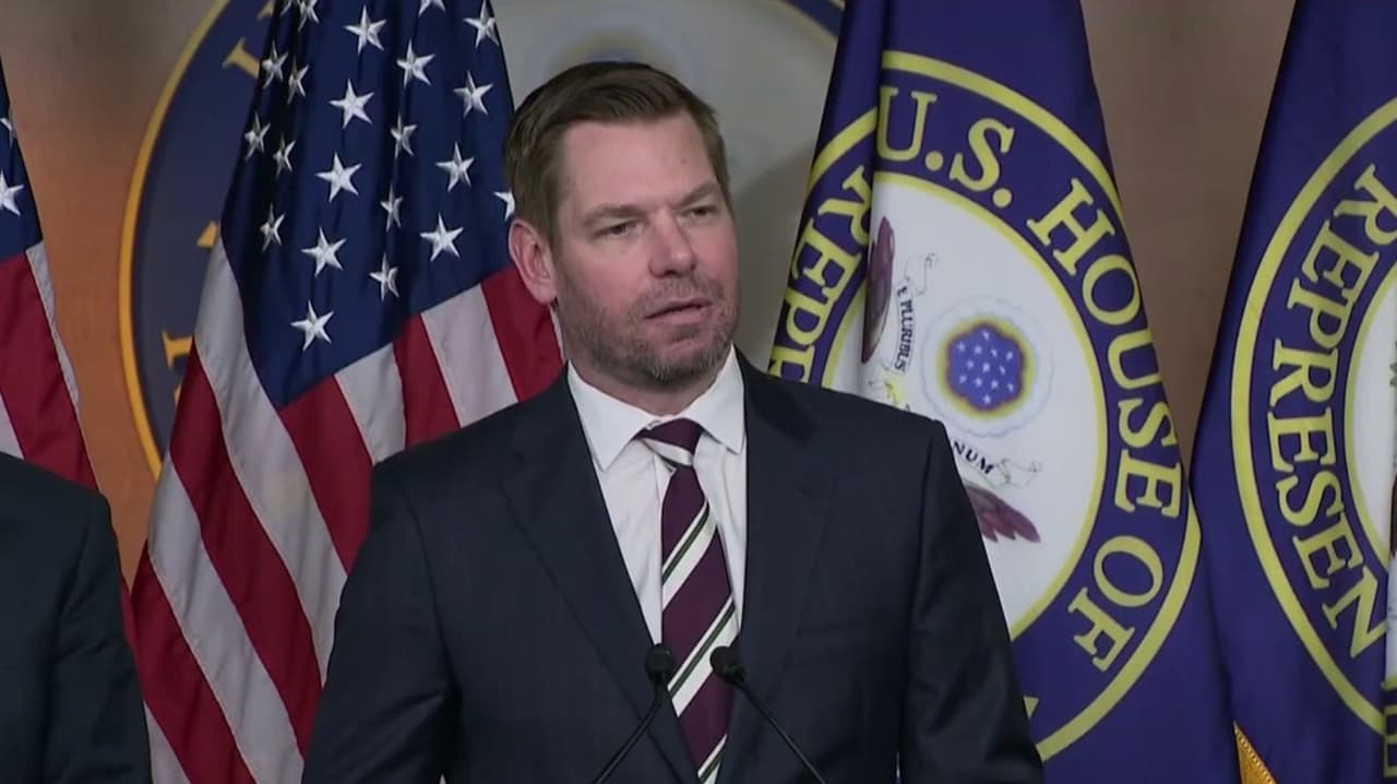 Día de renuncias en Washington: Eric Swalwell y Tony Gonzales oficializan su salida del Congreso