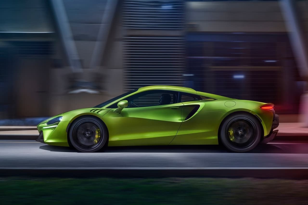 Su transmisión es una automática de ocho velocidades y doble embrague que motiva las ruedas traseras, permitiéndole acelerar de 0 a 60 mph (98 km/h) en 3 segundos, completar el cuarto de milla en 10.7 segundos y registrar una velocidad máxima (limitada electrónicamente) de 205 mph (330 km/h).