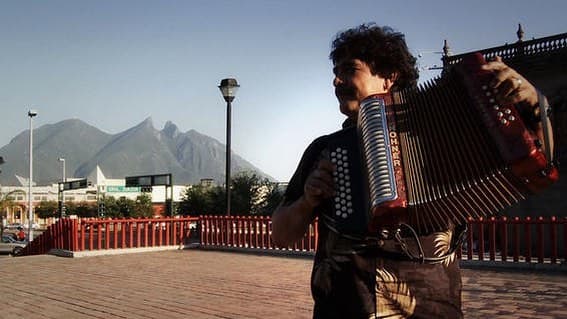 Celso Piña, cantante, compositor, arreglista y acordeonista, nació en Monterrey, Nuevo León, el 6 de abril de 1953.