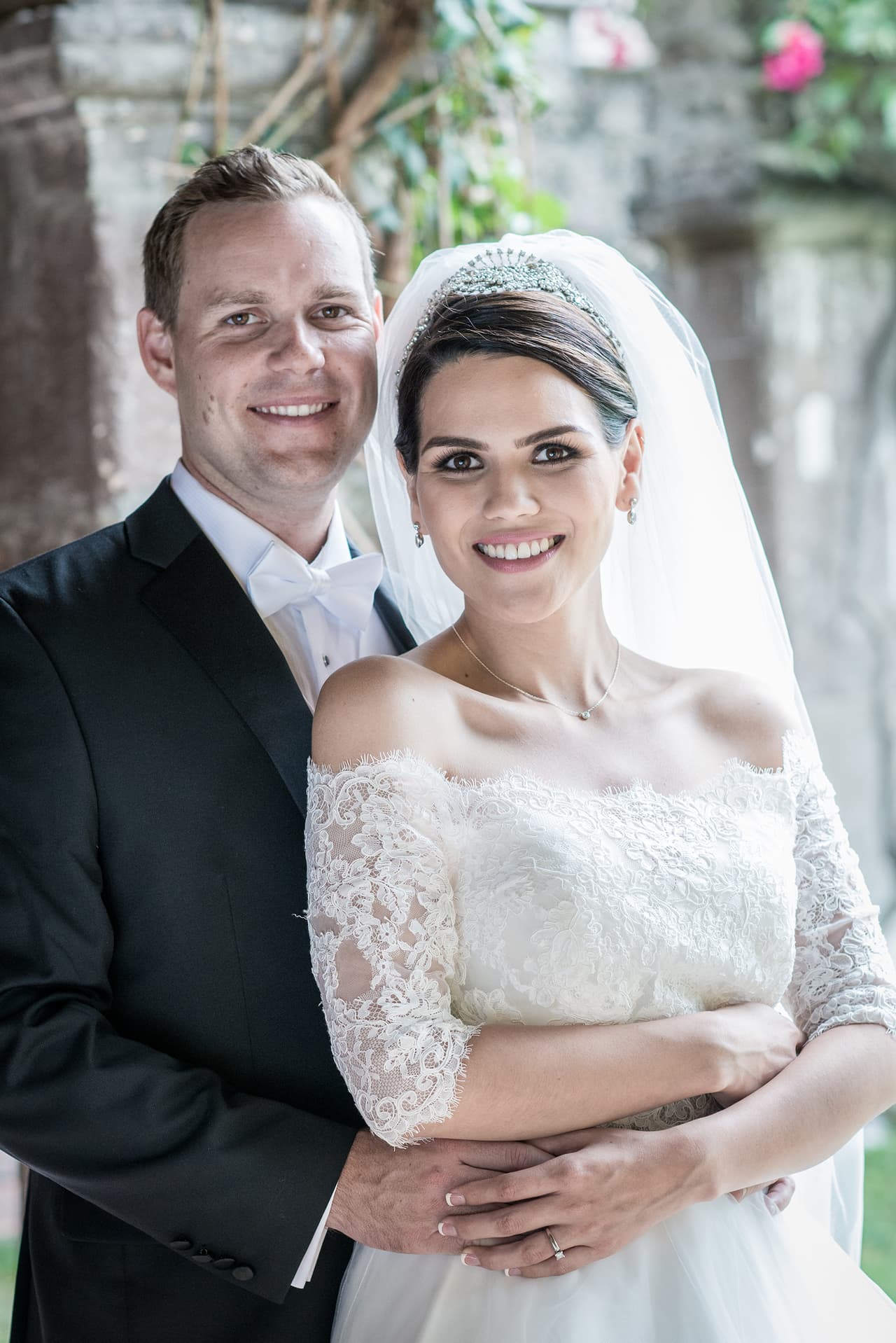 Karina Banda, presentadora de A Primera Hora, dio el sí en el altar. En una emotiva ceremonia religiosa, precedida por una colorida celebración por las calles de San Miguel de Allende en el estado de Guanajuato, México.