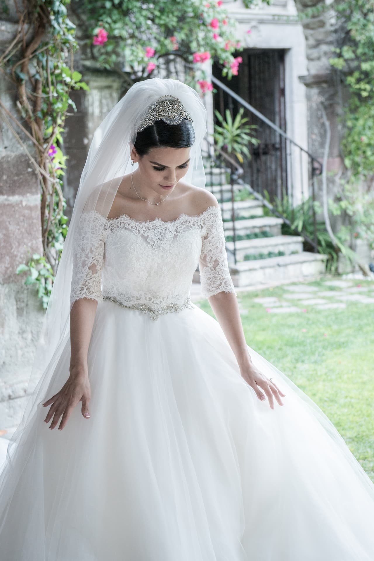 Karina Banda, presentadora de A Primera Hora, dio el sí en el altar. En una emotiva ceremonia religiosa, precedida por una colorida celebración por las calles de San Miguel de Allende en el estado de Guanajuato, México.
